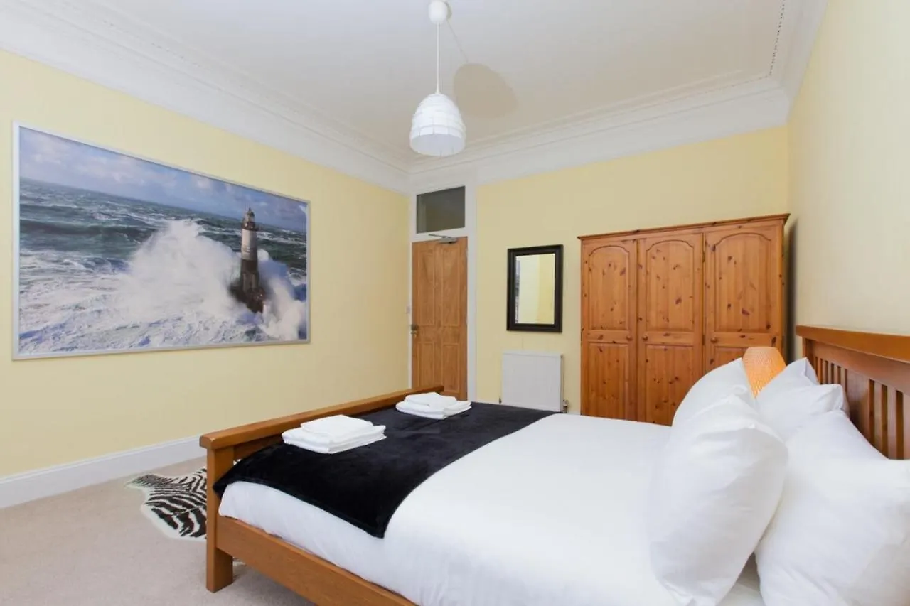 Elegant Traditional Edinburgh City Centre Flat 0*,  Velká Británie
