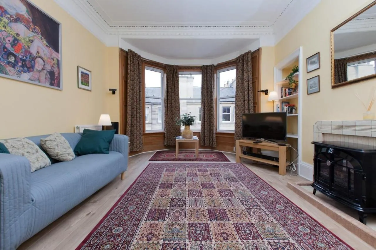 Elegant Traditional Edinburgh City Centre Flat