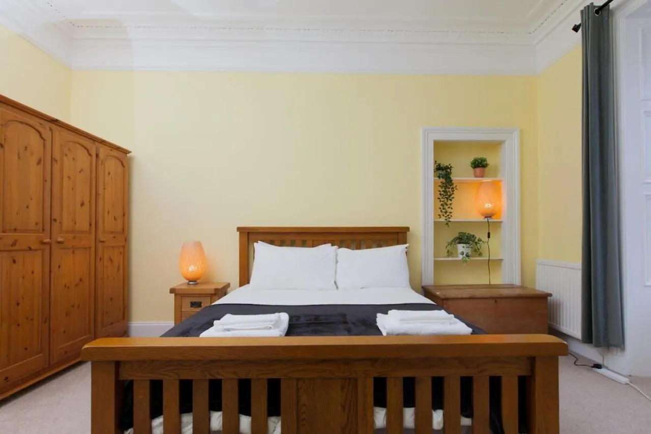 Elegant Traditional Edinburgh City Centre Flat